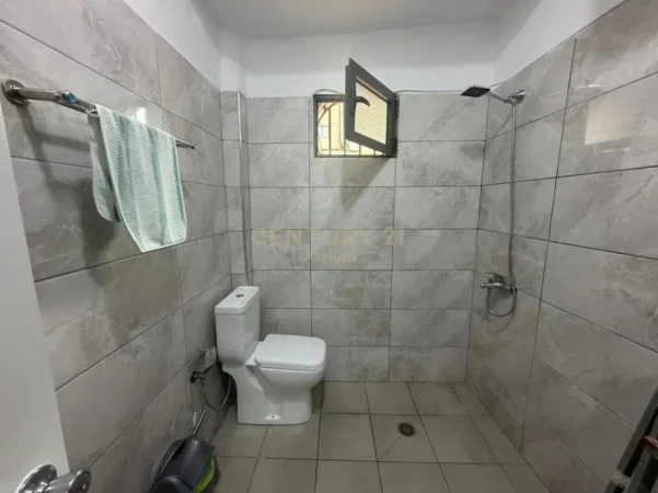 Tirane, jepet me qera ambjent biznesi Kati 3, 45 m² 650 € (qender)