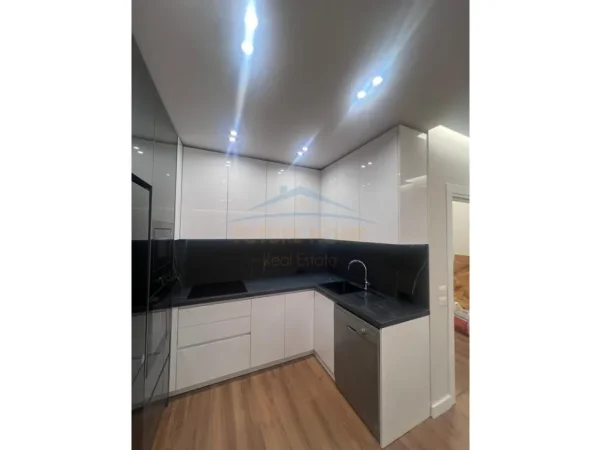 Tirane, jepet me qera apartament 2+1 Kati 8, 82 m² 1.000 € (Pazari i Ri)