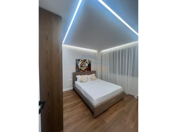 Tirane, jepet me qera apartament 2+1 Kati 8, 82 m² 1.000 € (Pazari i Ri)