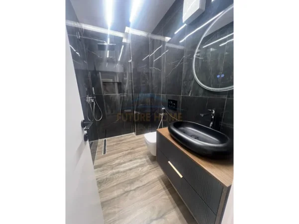 Tirane, jepet me qera apartament 2+1 Kati 8, 82 m² 1.000 € (Pazari i Ri)