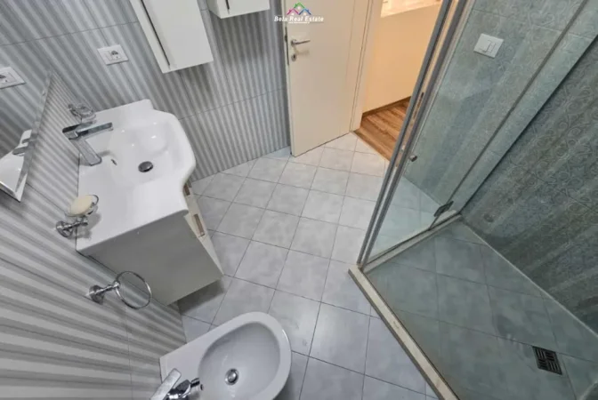 Tirane, jepet me qera apartament 2+1 Kati 2, 130 m² 1.500 € (long hill residenc)