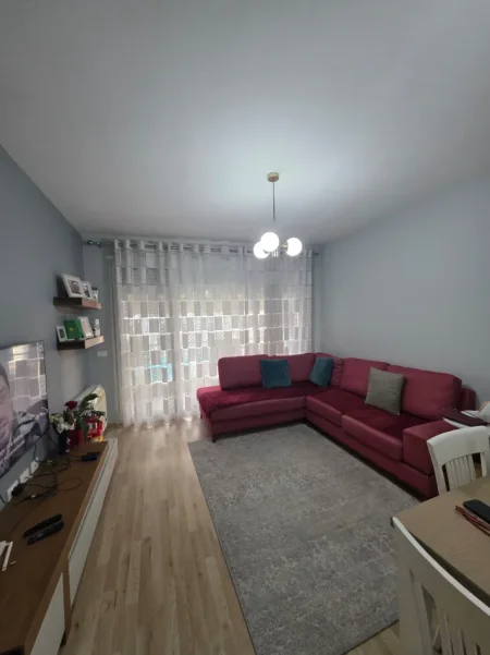 Tirane, jepet me qera apartament 1+1+Aneks+Ballkon , 600 € (laprake)