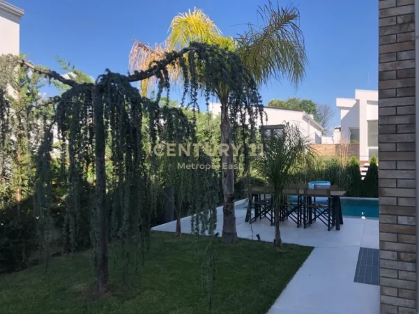 Tirane, jepet me qera Vile Kati 3, 500 m² 5.000 € (Teg)