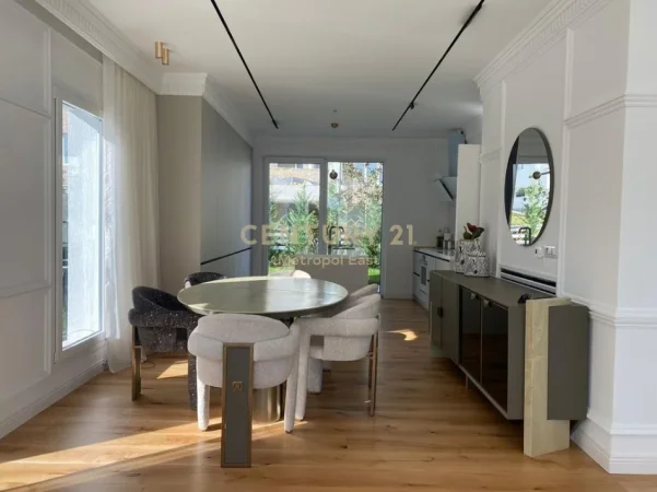 Tirane, jepet me qera Vile Kati 3, 500 m² 5.000 € (Teg)