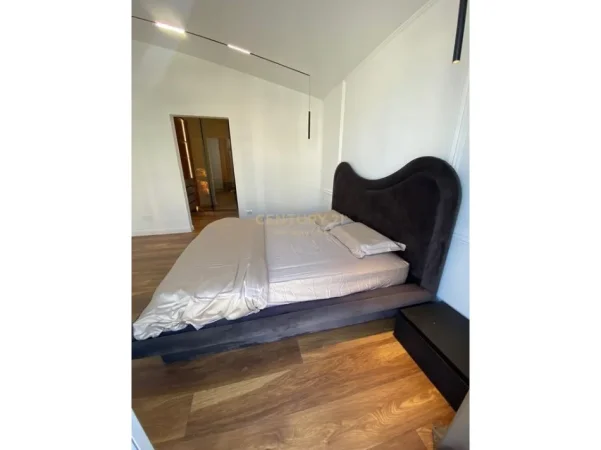 Tirane, jepet me qera Vile Kati 3, 500 m² 5.000 € (Teg)