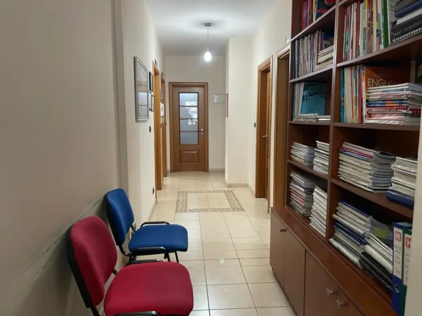 Tirane, jepet me qera zyre Kati 1, 200 m² 