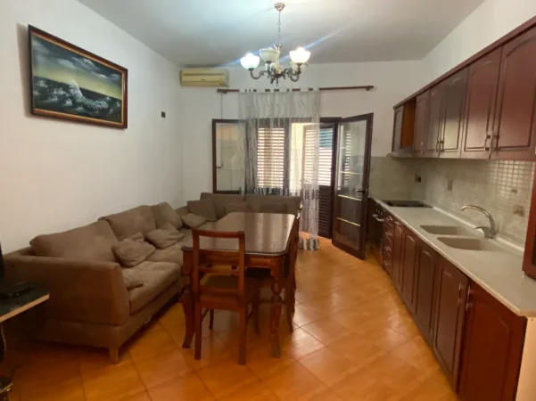 Tirane, jepet me qera nga Pronari, pa-komision 1+1 Kati 2, 70 m² 300 € (Rruga Loni Ligori)