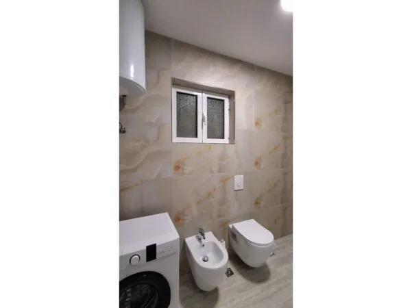 Tirane, jepet me qera apartament 1+1 Kati 1, 45 m² 700 € (Qender)