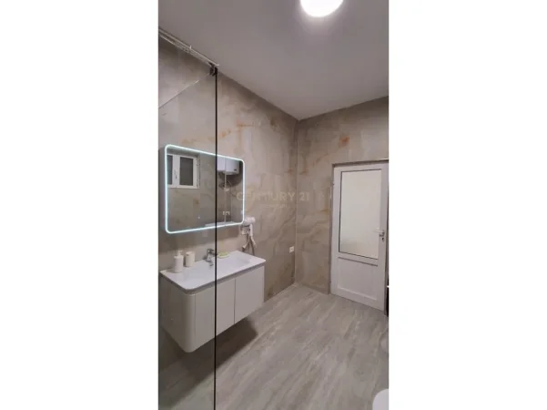 Tirane, jepet me qera apartament 1+1 Kati 1, 45 m² 700 € (Qender)