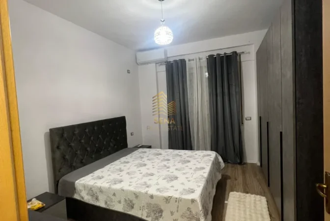 Tirane, jepet me qera apartament 1+1+Ballkon Kati 5, 88 m² 600 € (Liqeni i Thate)