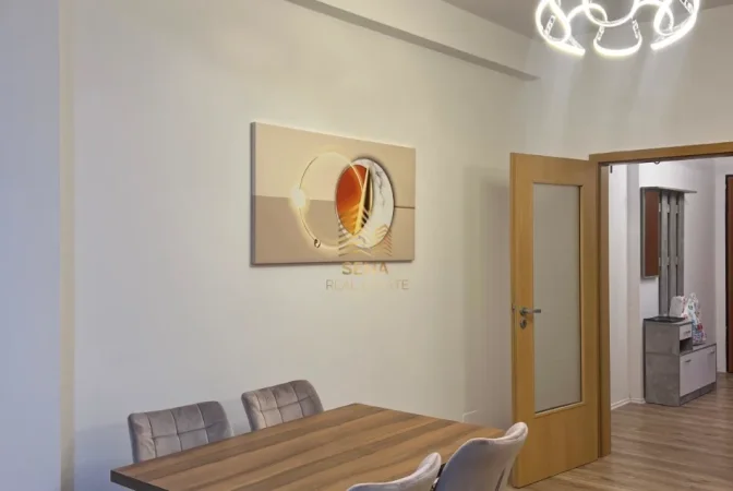 Tirane, jepet me qera apartament 1+1+Ballkon Kati 5, 88 m² 600 € (Liqeni i Thate)