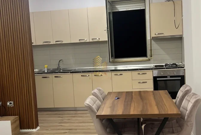 Tirane, jepet me qera apartament 1+1+Ballkon Kati 5, 88 m² 600 € (Liqeni i Thate)