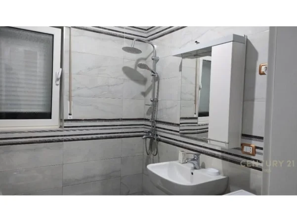 Tirane, jepet me qera apartament 2+1 Kati 10, 99 m² 650 € (Kopshti Botanik)
