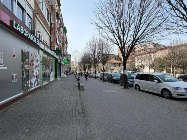 Tirane, shes dyqan Kati 0, 28 m² 270.000 € (Rruga Kongresi Manastirit)