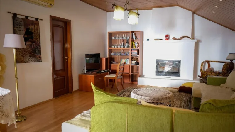 Tirane, jepet me qera Vile 2+1+Ballkon Kati 3, 160 m² 800 € (Rruga Riza Cerova)