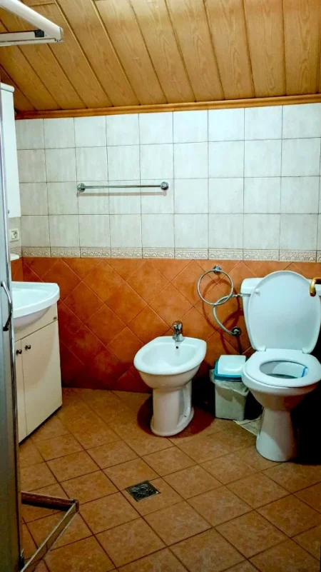 Tirane, jepet me qera Vile 2+1+Ballkon Kati 3, 160 m² 800 € (Rruga Riza Cerova)