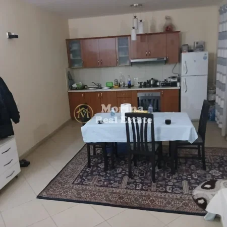 Tirane, jepet me qera apartament 2+1 Kati 4, 85 m² 450 € (Kristal Center)