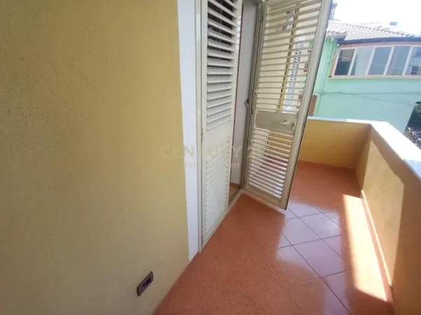 Tirane, jepet me qera apartament 1+1 Kati 2, 73 m² 420 € (Ali Demit)