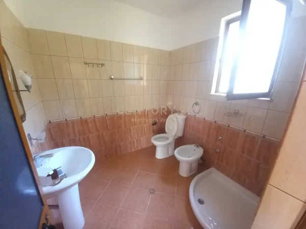 Tirane, jepet me qera apartament 1+1 Kati 2, 73 m² 420 € (Ali Demit)