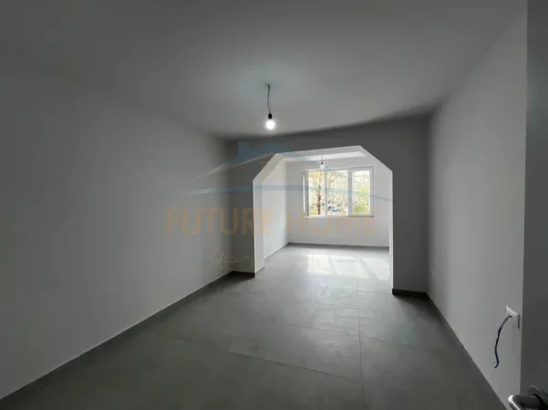 Tirane, jap me qera ambjent biznesi Kati 1, 103 m² 1.300 € 