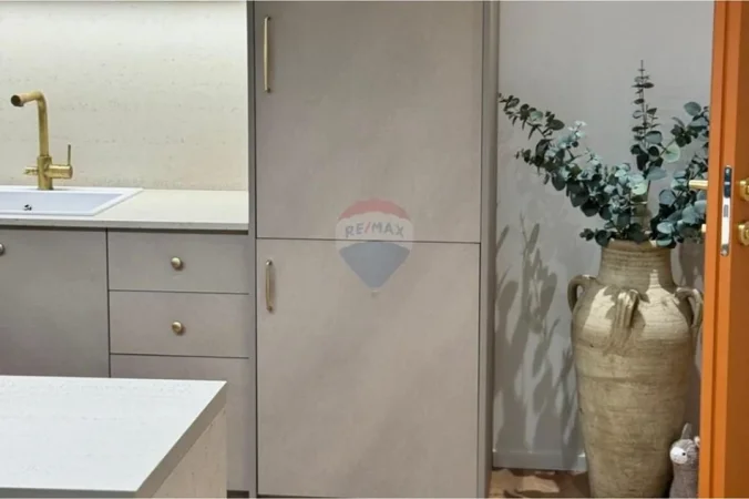 Tirane, shes apartament 2+1 , 
