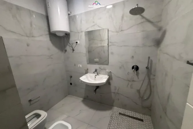 Tirane, jepet me qera zyre Kati 3, 97 m² 850 € (rruga e kosovareve)