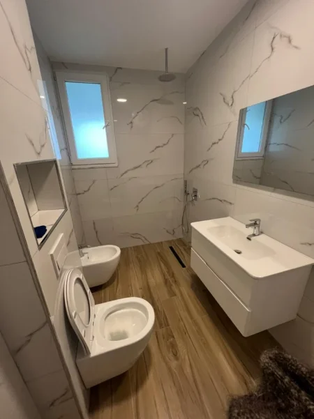 Jepet me Qera Hyrja 1+1 tek  Mbikalimi , Shkozë