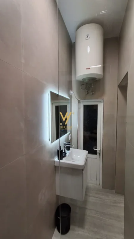 Tirane, jepet me qera apartament 1+1+Ballkon Kati 0, 55 m² 720 € (QENDER)