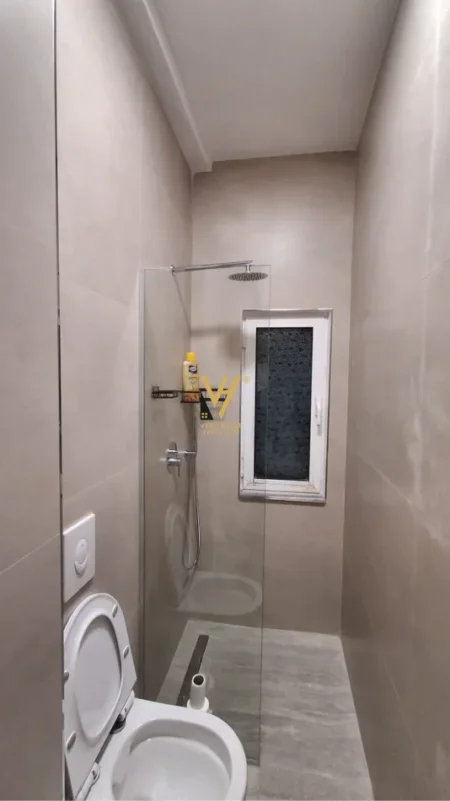 Tirane, jepet me qera apartament 1+1+Ballkon Kati 0, 55 m² 720 € (QENDER)