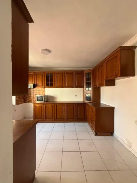 Tirane, jepet me qera apartament 2+1 Kati 6, 126 m² 522 € (RRUGA ISLAM ALLA MYSLYM SHYR)