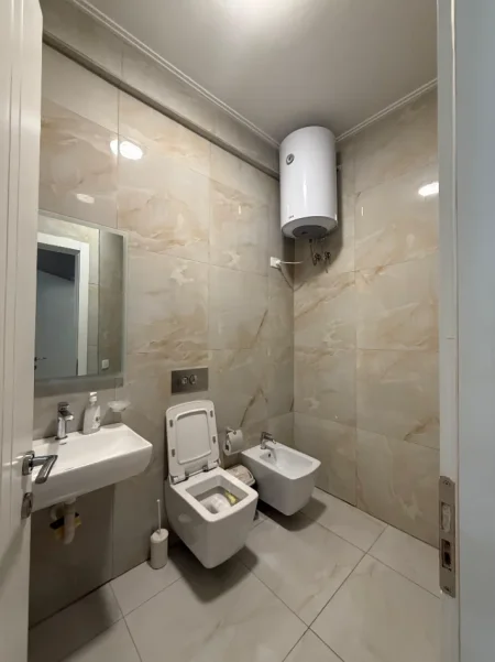 Tirane, jepet me qera apartament 2+1+Ballkon Kati 4, 100 m² 1.500 € (Rruga e Barrikadave)