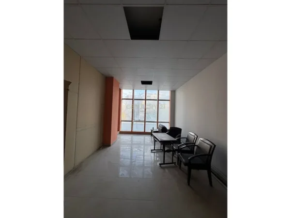 Tirane, jepet me qera ambjent biznesi Kati 1, 70 m² 650 € 