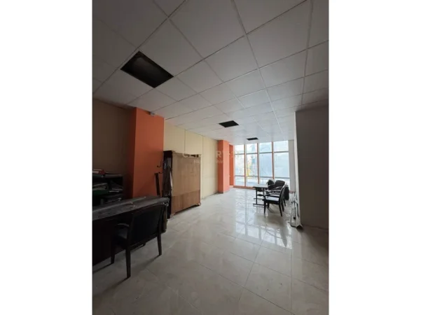 Tirane, jepet me qera ambjent biznesi Kati 1, 70 m² 650 € 