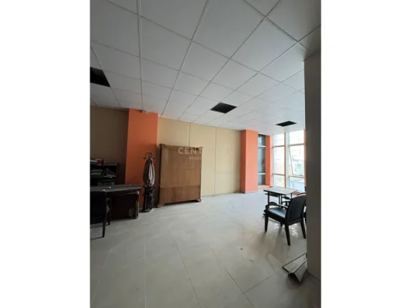 Tirane, jepet me qera ambjent biznesi Kati 1, 70 m² 650 € 