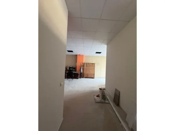 Tirane, jepet me qera ambjent biznesi Kati 1, 70 m² 650 € 