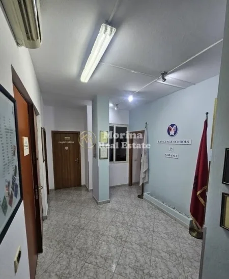 Tirane, jepet me qera ambjent biznesi Kati -1, 160 m² 1.000 € (Rruga Bardhyl)