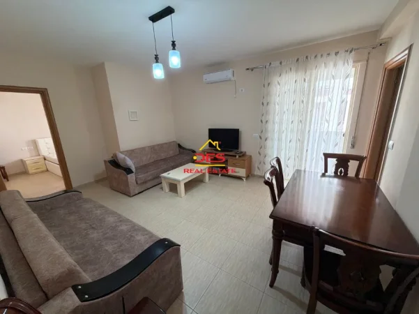 Vlore, jepet me qera apartament 2+1+Ballkon Kati 7, 400 € (Rruga Misto Mele)