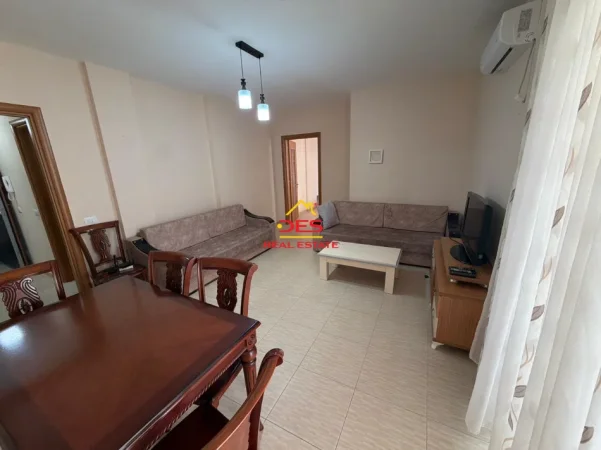 Vlore, jepet me qera apartament 2+1+Ballkon Kati 7, 400 € (Rruga Misto Mele)