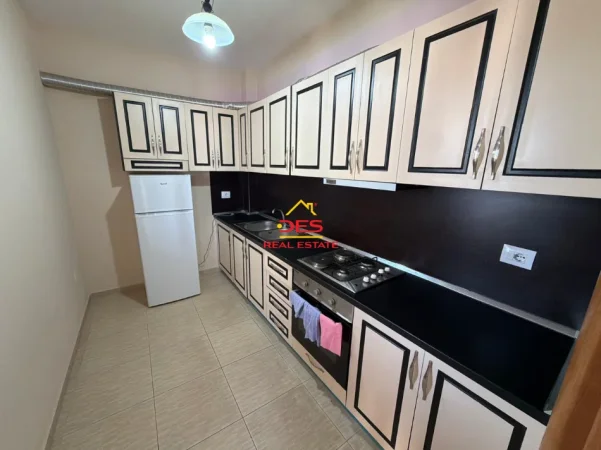 Vlore, jepet me qera apartament 2+1+Ballkon Kati 7, 400 € (Rruga Misto Mele)
