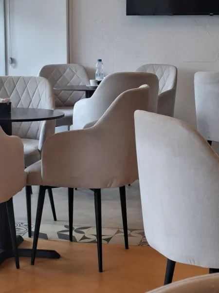 Shitet BAR-KAFE PRANE ISH EKSPOZITES  630.000 €