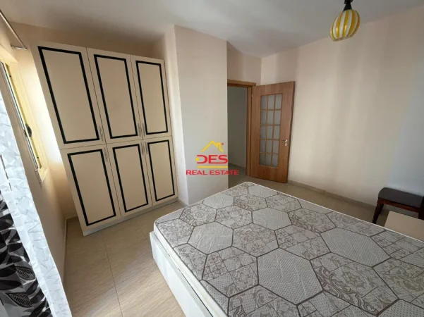 Vlore, jepet me qera apartament 2+1+Ballkon Kati 7, 400 € (Rruga Misto Mele)