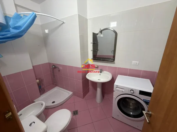 Vlore, jepet me qera apartament 2+1+Ballkon Kati 7, 400 € (Rruga Misto Mele)