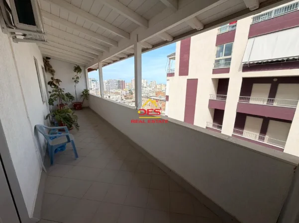 Vlore, jepet me qera apartament 2+1+Ballkon Kati 7, 400 € (Rruga Misto Mele)