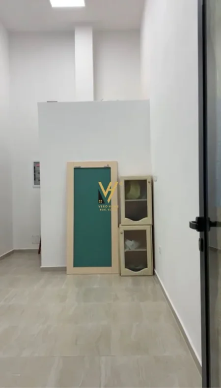 Tirane, jepet me qera dyqan Kati 0, 20 m² 370 € (KOMUNA E PARISIT)