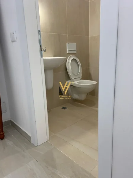Tirane, jepet me qera dyqan Kati 0, 20 m² 370 € (KOMUNA E PARISIT)
