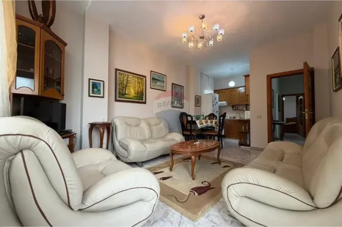 Tirane, jepet me qera 1+1 , 600 € 