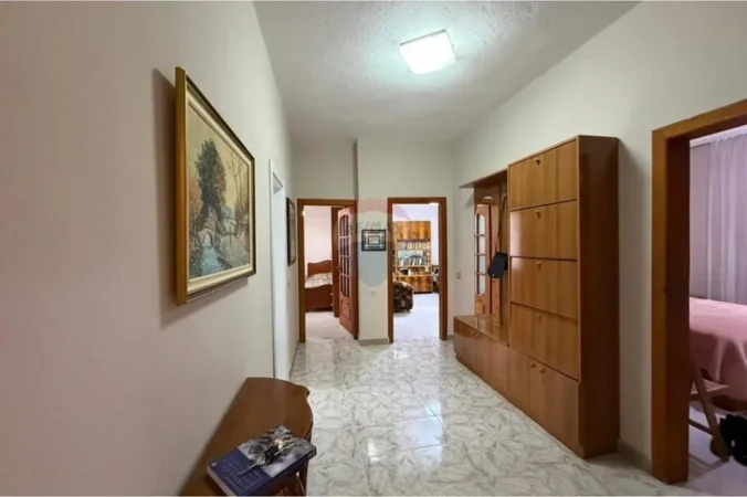 Tirane, jepet me qera 1+1 , 600 € 