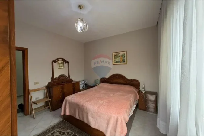 Tirane, jepet me qera 1+1 , 600 € 