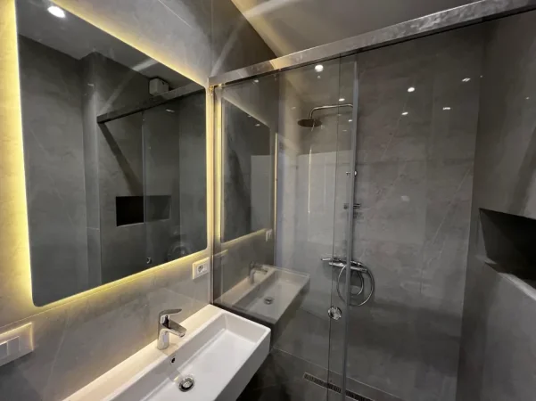 Tirane, jepet me qera ambjent biznesi Kati 20, 105 m² 1.200 € (Rruga e Kavajes)