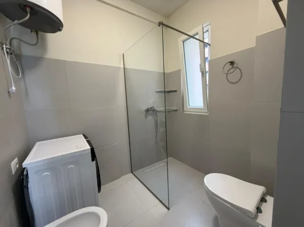 Tirane, jepet me qera apartament 1+1 Kati 3, 82 m² 650 € (Astir)